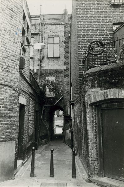 Jack lo Squartatore: Woods Buildings, Whitechapel Road da English Photographer