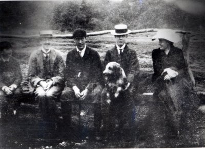 James e Lytton Strachey con Thoby, Adrian e Virginia Stephen a Fritham, Hampshire, 1901 da English Photographer