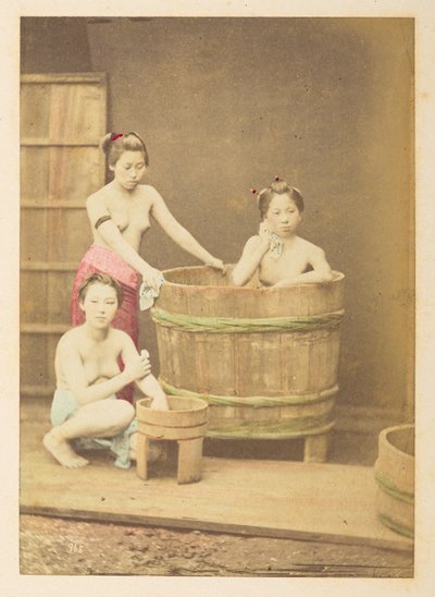 [Giapponesi] Ragazze che fanno il bagno, tableau in studio di tre giovani donne giapponesi mezze nude, posate dentro e intorno a una vasca da bagno di legno circolare da English Photographer