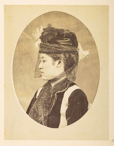 Donna giapponese in abito europeo, Immagine ovale; ritratto di profilo a mezzo busto di una giovane donna giapponese in abito europeo, con cappello e velo, Fotografo: Sconosciuto Collezione Lucas: Registro fotografico del giro del mondo di Charles James e da English Photographer