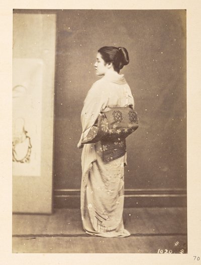 Donna giapponese in abito tradizionale, Fotografo: Sconosciuto Lucas Collection: Registro fotografico del giro del mondo di Charles James e Morton P. Lucas da English Photographer