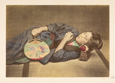 Donna giapponese che dorme, Ritratto in studio a tre quarti di una giovane donna giapponese che dorme, tenendo un ventaglio nella mano destra e con la testa appoggiata su un cuscino di legno, Fotografo: Sconosciuto Collezione Lucas: Registro fotografico d da English Photographer