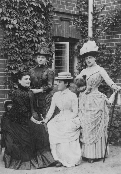 Jennie Jerome, poi Lady Randolph Churchill, con sua madre e sorelle da English Photographer