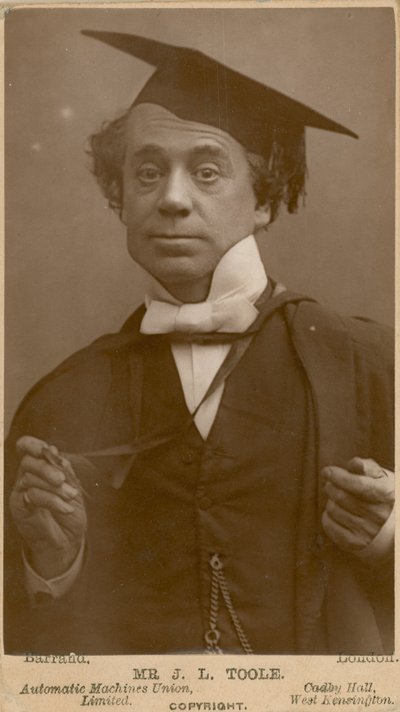 John Lawrence Toole, attore da English Photographer