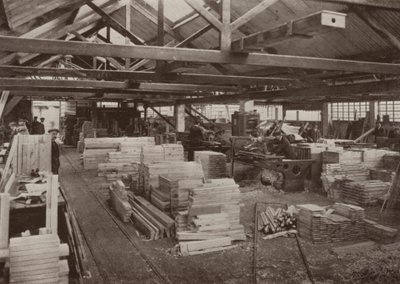 Fabbrica di falegnameria, Burton-on-Trent: Vista del laboratorio delle macchine dei falegnami n. 2 da English Photographer
