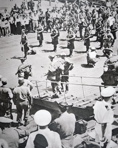 Pifferi scozzesi del 1º Battaglione Argyll e Sutherland Highlanders da HMS Ceylon a Pusan, 29 agosto 1950 da English Photographer