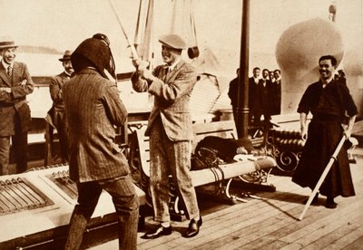 Re Edoardo VIII che testa un elmo da scherma giapponese, 1922 da English Photographer