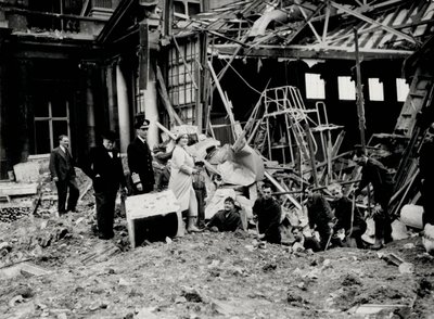 Re Giorgio VI e la Regina Elisabetta, insieme a Winston Churchill, ispezionano i danni delle bombe, presumibilmente a Buckingham Palace da English Photographer