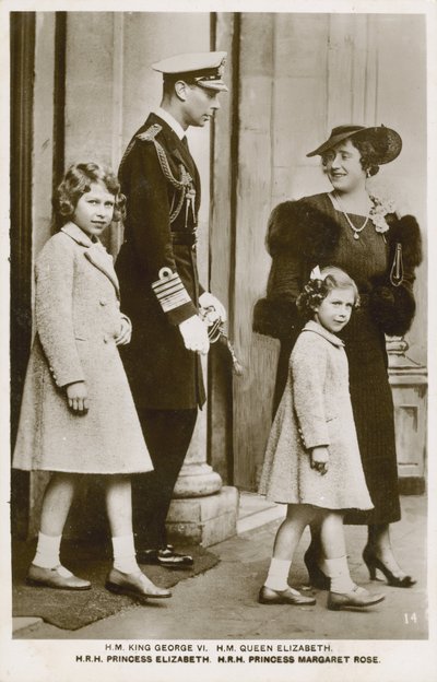Re Giorgio VI e la Regina Elisabetta con le loro figlie, Principesse Elisabetta e Margherita da English Photographer