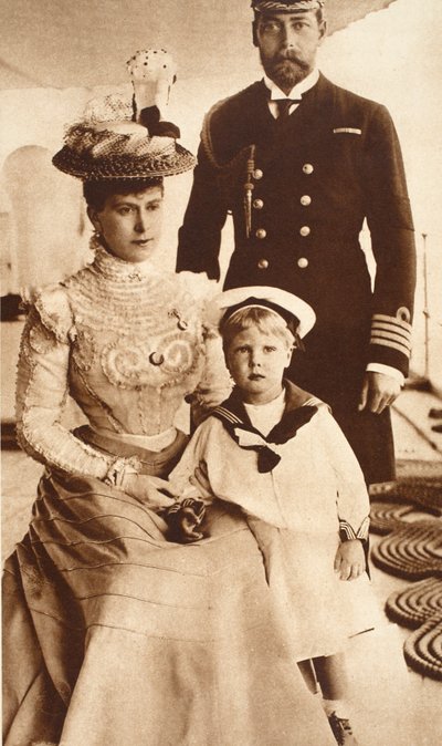 Re Giorgio V, la Regina Maria e il loro figlio Edoardo VIII, a bordo della H.M.S. Crescent, c.1899 da English Photographer