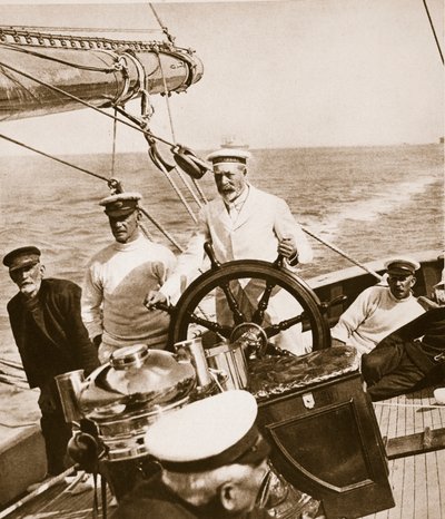 Re Giorgio al timone del suo yacht Britannia, anni 