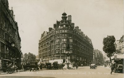 Knightsbridge e Brompton Road, S W, Londra da English Photographer