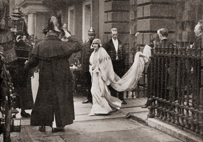 Lady Elizabeth Bowes Lyon in viaggio verso il suo matrimonio il 26 aprile 1923, con S.A.R. il Duca di York, poi Re Giorgio VI, da La Storia di Venticinque Anni, pubblicato nel 1935 da English Photographer