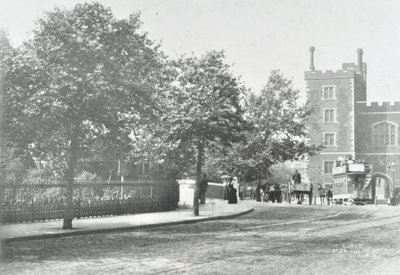 Lambeth Bridge: strada di accesso con Lambeth Palace sullo sfondo, 1897 da English Photographer