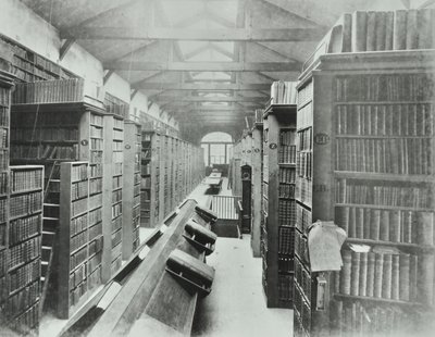 Biblioteca, Sion College, Victoria Embankment, Città di Londra, 1885 da English Photographer