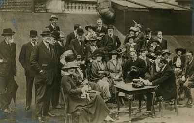 Ascoltando Sir James Barrie leggere The Admirable Crichton sul tetto di Wyndhams nel 1912 da English Photographer