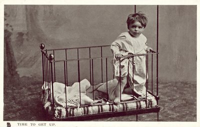 Bambino in una culla da English Photographer