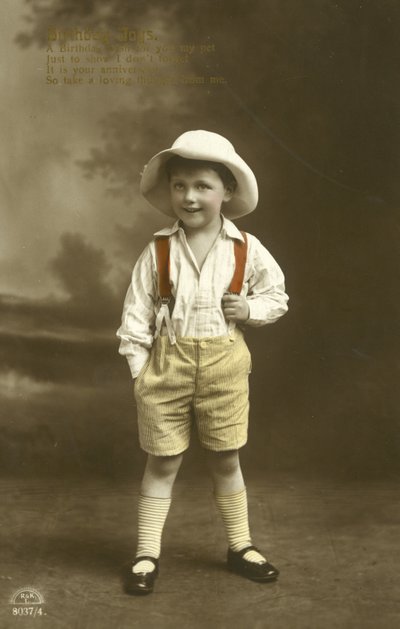 Bambino con bretelle rosse da English Photographer