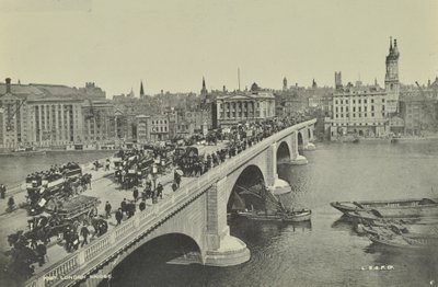 London Bridge: omnibus e carrozze trainate da cavalli, così come pedoni, attraversano il ponte, 1895 da English Photographer