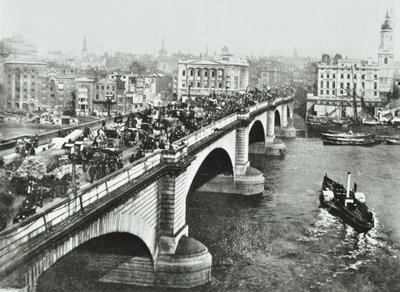 London Bridge: traffico trainato da cavalli sul ponte, 1895 da English Photographer