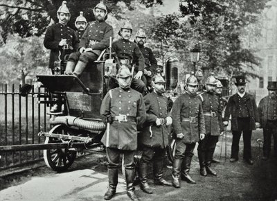 London Fire Brigade: gruppo di pompieri, con motore e rubinetti, 1895 da English Photographer