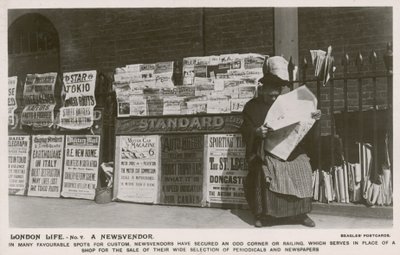 Vita londinese, un venditore di giornali da English Photographer