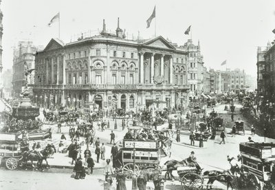 London Pavilion, Piccadilly Circus: vista est, 1895 da English Photographer