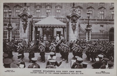 Londra accoglie i suoi ragazzi, marcia della vittoria dei reggimenti di Londra, 5 luglio 1919 da English Photographer