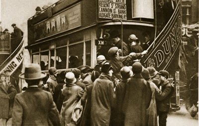 Londinesi che corrono per prendere un autobus su Ludgate Hill da English Photographer