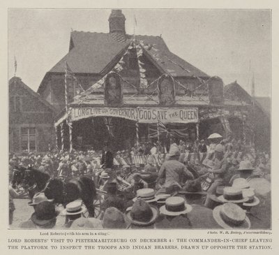 La visita di Lord Roberts a Pietermaritzburg il 4 dicembre, il Comandante in Capo lascia la piattaforma per ispezionare le truppe e i portatori indiani, schierati di fronte alla stazione da English Photographer