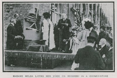 Madame Melba che registra la sua voce in una pietra angolare da English Photographer