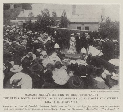 Il ritorno di Madame Melba al suo luogo di nascita, la prima donna presentata con un indirizzo dagli impiegati a Cavehill, Lilydale, Australia da English Photographer