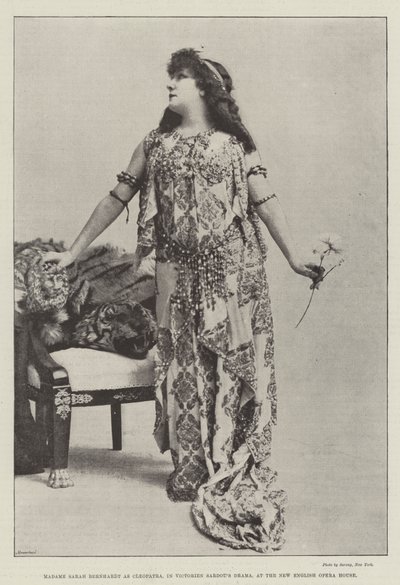 Madame Sarah Bernhardt come Cleopatra nel dramma di Victorien Sardou, al New English Opera House da English Photographer