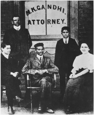 Mahatma Gandhi (1869-1948) con il suo segretario Schlesin e tre colleghi a Johannesburg, Sudafrica, 1901 da English Photographer