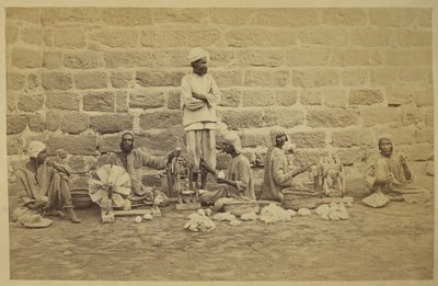 Prigionieri maschi che avvolgono cotone su ruote da filatura nella prigione di Karachi. c. 1873 160 mm x 250 mm Fotografo: Michie and Company Archaeological Survey of India Collections: India Office Series (Volume 52) da English Photographer
