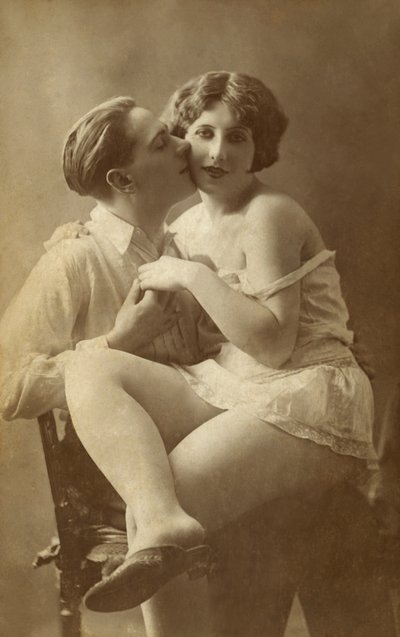 Uomo che Bacia una Donna sulla Guancia da English Photographer