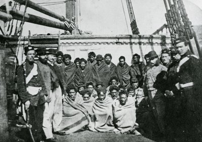 Prigionieri Maori a bordo di una nave prigione nel porto di Wellington da English Photographer