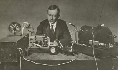 Marconi con un primo apparecchio wireless da English Photographer