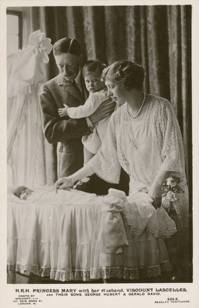 Mary, Principessa Reale, e suo marito, Visconte Lascelles, con i loro figli, George e Gerald da English Photographer