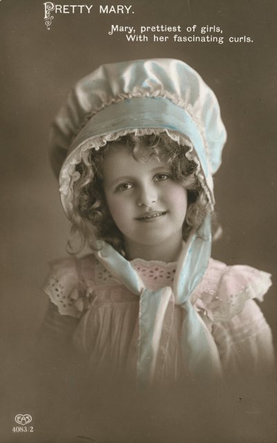 Mary, la più carina delle ragazze, con i suoi affascinanti riccioli da English Photographer