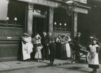 Uomini, donne e bambini fuori da una taverna di Londra da English Photographer