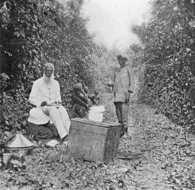Sosta di mezzogiorno durante la marcia, da Under the African Sun; Under the African sun; una descrizione delle razze native in Uganda, avventure sportive e altre esperienze, di William John Ansorge, 1899 (foto in bianco e nero) da English Photographer