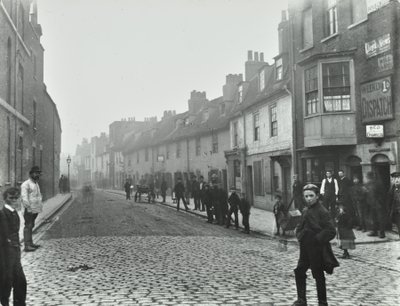 Mill Lane: da Deptford Broadway, Londra, 1895 da English Photographer