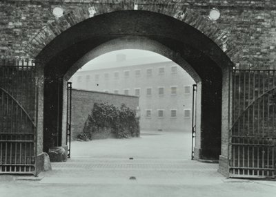 Millbank Prison: arco, ingresso, 1885 da English Photographer