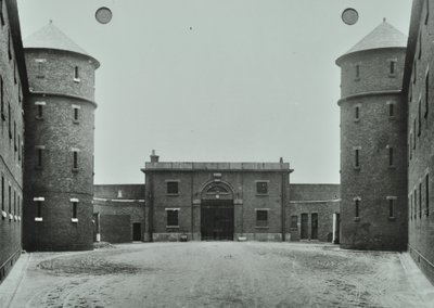 Millbank Prison: giù, corridoio principale, 1885 da English Photographer