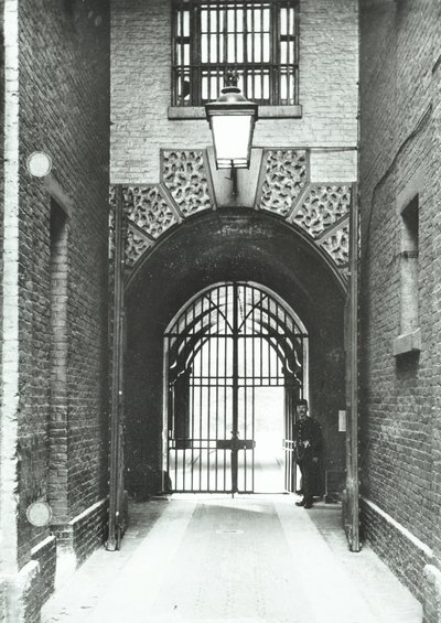 Millbank Prison: passaggio principale, Warden Barnard sulla soglia, 1885 da English Photographer