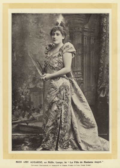 Miss Amy Augarde, come Mdlle Lange, in La Fille de Madame Angot da English Photographer