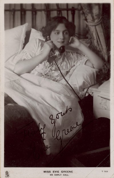 Miss Evie Greene: Una chiamata mattutina da English Photographer