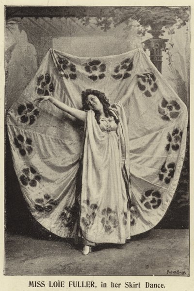 Miss Loie Fuller, nella sua danza con la gonna da English Photographer