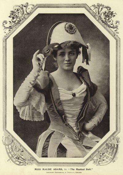 Miss Maude Adams, in Il ballo in maschera da English Photographer